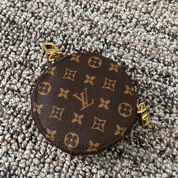 LV logo multiple bag attachments bag - Picture 6 of 6